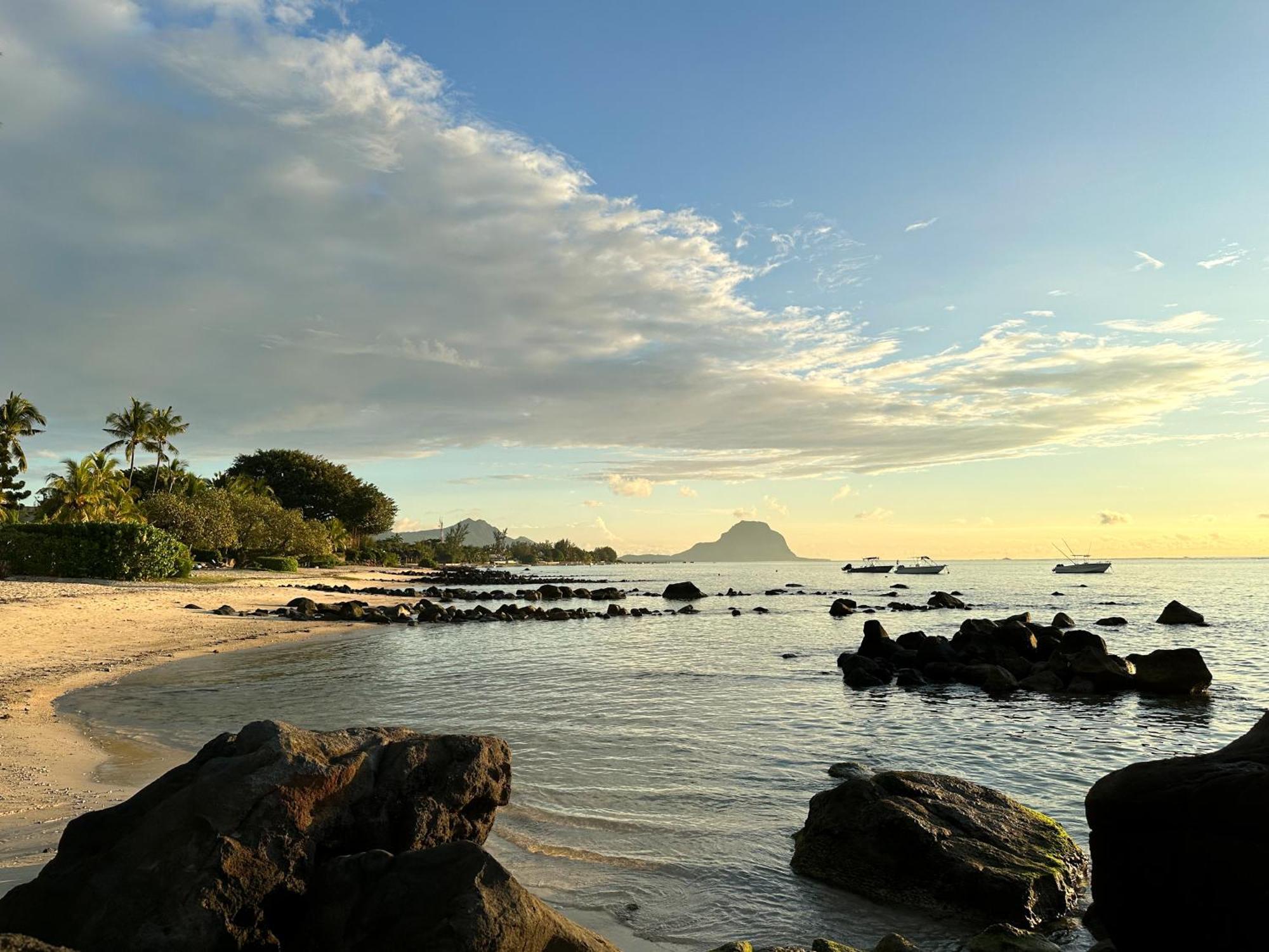 Beach And Mountain - 타마린 외부 사진